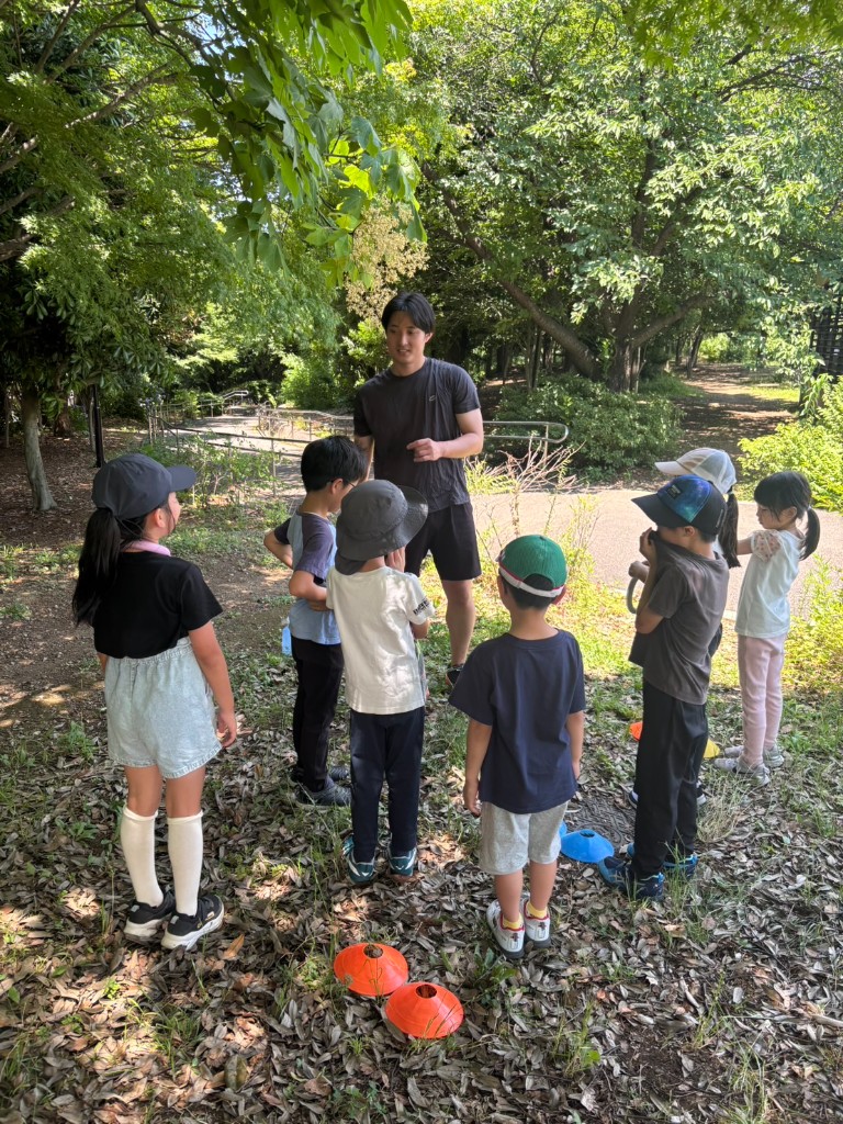 子どもたちに説明する豊増コーチ
