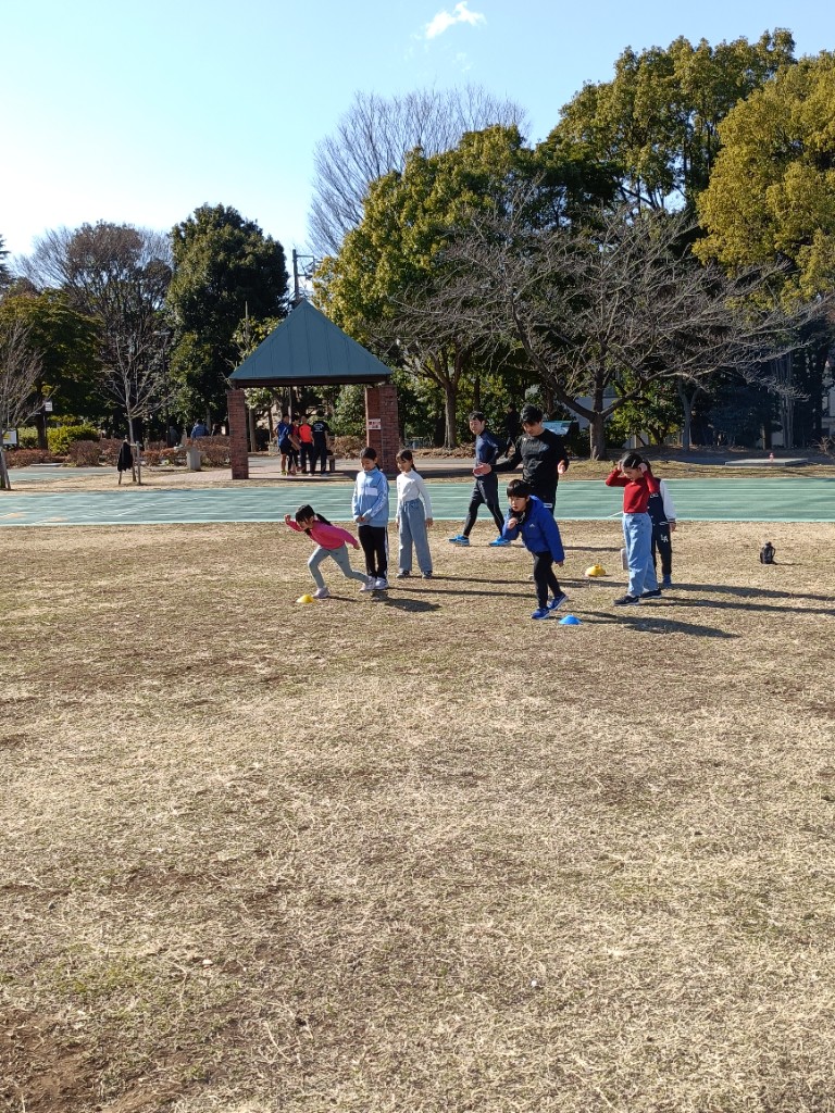 レッスンでスタート練習に取り組む子どもたち